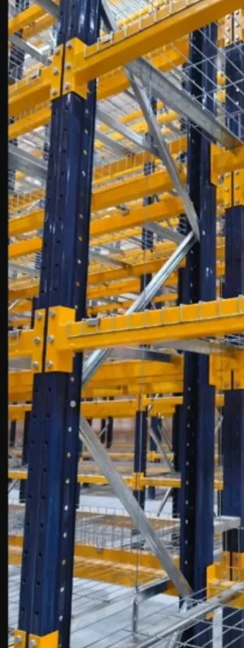 Estructura alta de rack con vigas amarillas, diagonales y niveles especiales