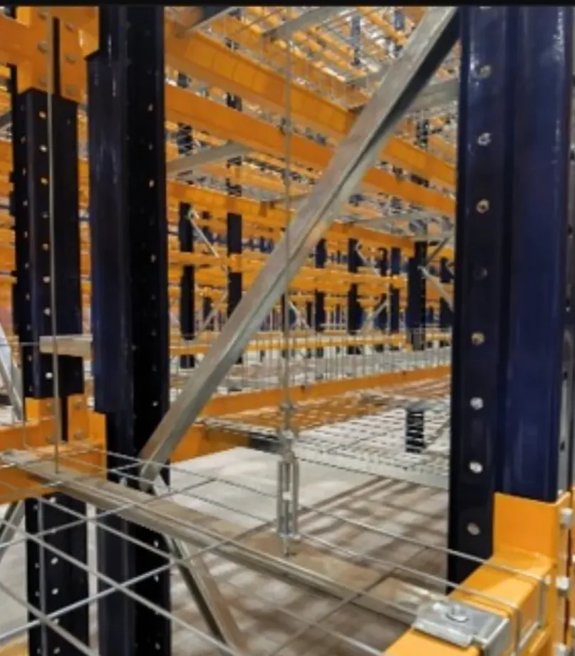 Detalle interior de estructura metálica con diagonales, vigas y mallas para niveles
