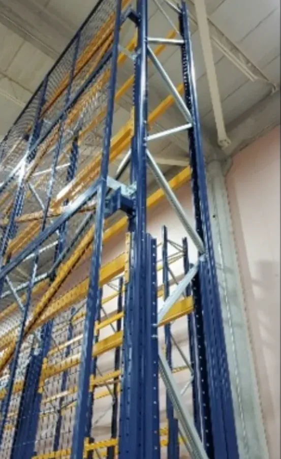 Estructura alta de rack con malla y niveles de picking
