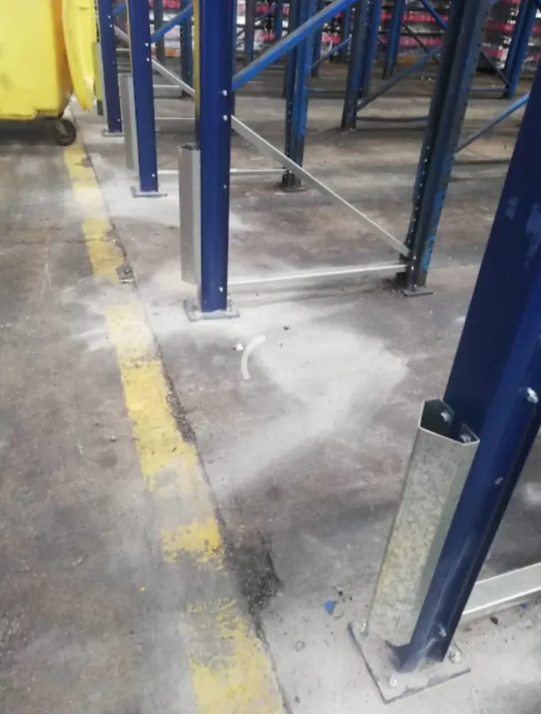 Protector galvanizado en la base de un montante de rack