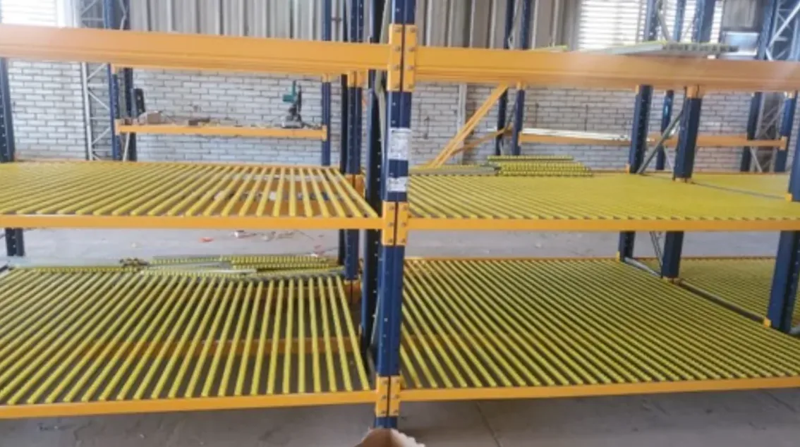 Estructura con rodillos para trastienda y reposición con niveles de parrilla amarilla